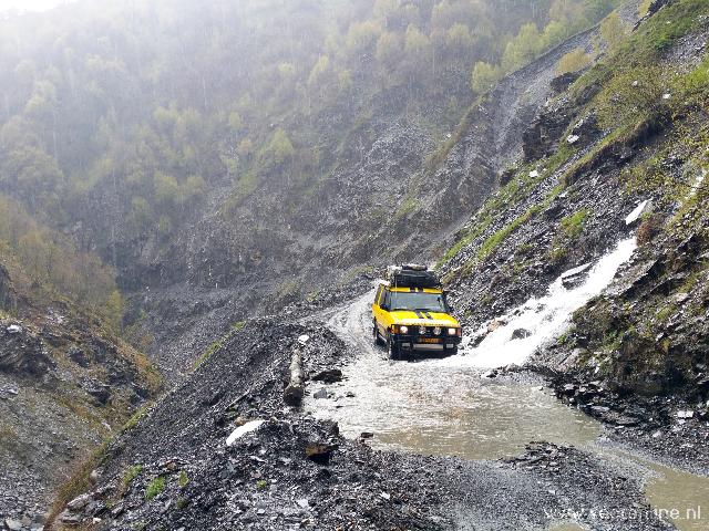Het rijden door de bergen van de Kaukasus