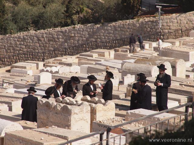 Orthodoxe Joden op de begraafplaats bij Jeruzalem